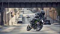 Menawarkan tampilan dan desain tajam yang sama seperti anggota keluarga Z lainnya, Kawasaki Z125 memberikan pengenalan ke dunia motor naked. Foto: Dok. Kawasaki