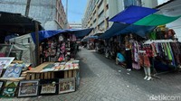 Kawasan Pasar Baru yang dulu biasanya ramai oleh pengunjung, kini terlihat lengang.  