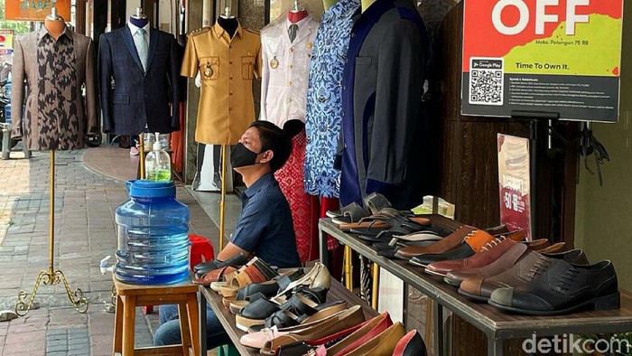 Pasar Baru, Jakarta Pusat, terus bekerja keras untuk kembali bangkit selama pandemi COVID-19. Berikut foto-foto suasana terkininya!