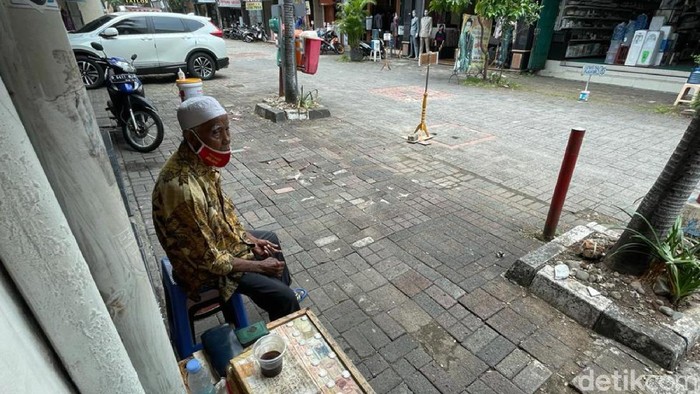 Kerja Keras Pasar Baru Bangkit di Masa Pandemi Pasar Baru, Jakarta Pusat, terus bekerja keras untuk kembali bangkit selama pandemi COVID-19. Berikut foto-foto suasana terkininya!