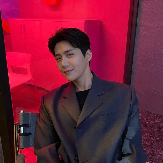 Sementara itu, Kim Seon Ho menjadi perbincangan karena dituding sebagai sosok aktor K, aktor yang disebut-sebut memaksa mantan pacarnya untuk melakukan aborsi. Seon Ho telah mengakui dirinya sosok aktor K tersebut. Dia pun meminta maaf atas kasus itu Foto: Instagram @tvnstartup