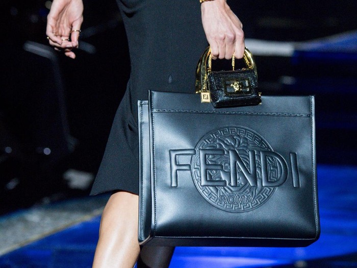 Kolaborasi Gucci dan Balenciaga ROME, ITALY - APRIL 15: A detail from Gucci Aria collection on April 15, 2021 in Rome, Italy. (Photo by Ernesto S. Ruscio/Getty Images for Gucci)