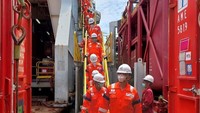 Dengan setelan PDL lengkap, pria yang beken disapa Ahok itu meninjau Rig Tisha.Foto: Dok. Instagram Basuki Tjahaja Purnama @basukibtp