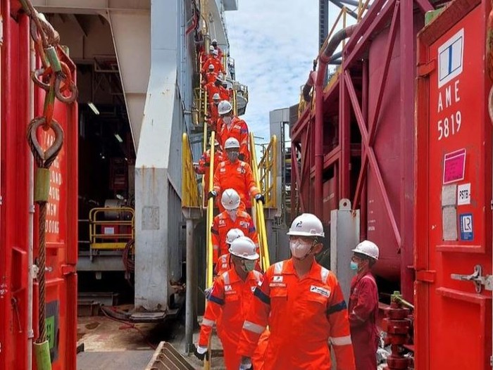 Komisaris Utama Pertamina, Basuki Tjahaja Purnama alias Ahok mengunjungi Rig Tasha, Rig yang beroperasi melakukan pengeboran di wilayah kerja offshore Mahakam