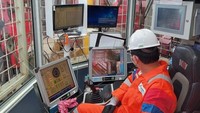 Dalam foto yang diunggahnya, Ahok juga sempat menjajal duduk di salah satu control room yang ada di rig.Foto: Dok. Instagram Basuki Tjahaja Purnama @basukibtp