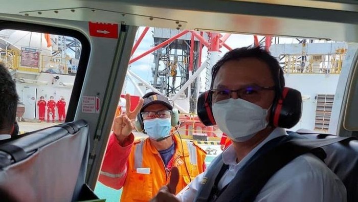 Komisaris Utama Pertamina, Basuki Tjahaja Purnama alias Ahok mengunjungi Rig Tasha, Rig yang beroperasi melakukan pengeboran di wilayah kerja offshore Mahakam