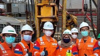 Saat melakukan peninjauan Ahok juga tampak menyapa dan berfoto bersama para pekerja di Rig Tasha.Foto: Dok. Instagram Basuki Tjahaja Purnama @basukibtp