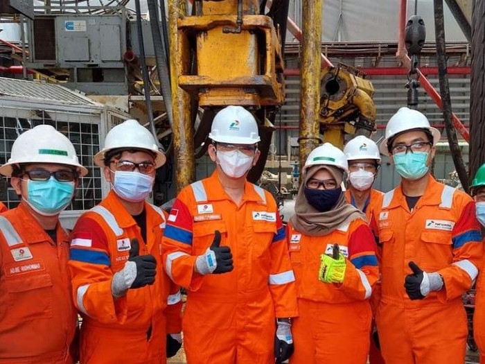 Komisaris Utama Pertamina, Basuki Tjahaja Purnama alias Ahok mengunjungi Rig Tasha, Rig yang beroperasi melakukan pengeboran di wilayah kerja offshore Mahakam