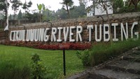 Kopi Tubing berada di Desa Pamijahan, Bogor. Di sana juga terdapat sungai untuk kegiatan rafting dan arung jeram. Foto: Instagram @frameofjndrl