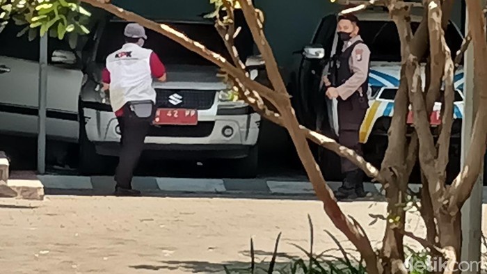 KPK menggeledah empat kantor dinas di Pemkab Probolinggo. Senin (27/9/2021). Sehingga petugas KPK dibagi menjadi 4 tim. Dinas Perumahan, kawasan Permukiman dan Pertanahan.