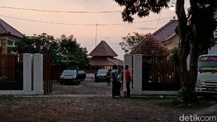KPK menggeledah rumah Nuris Zamzami. Nuris merupakan Kasi Bina Marga di Dinas PUPR Kabupaten Probolinggo.