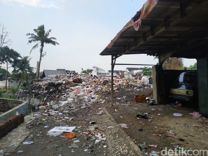 Lahan pembuangan sampah di Gang Sawo Pondok Betung ini tak lagi melakukan pembakaran yang bikin pencemaran lingkungan permukiman. 27 September 2021. (Athika Rahma/detikcom)