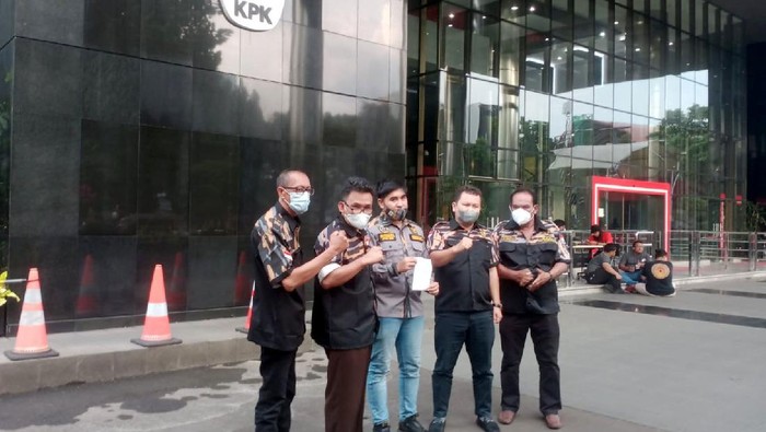 Laporkan Dugaan Kelebihan Bayar BUMN ke KPK DPP PEKAT Indonesia Bersatu melaporan dan mengadu ke KPK RI tentang adanya temuan data dugaan manipulasi sistem pembayaran kontrak di BUMN. Seperti apa?