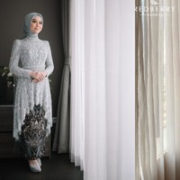 Lesti Kejora tampil cantik dalam balutan kebaya modern. Motif corak pada kain bagian bawahnya tampak disesuaikan dengan aksen di baju Billar. Sedangkan Ria Ricis tampil anggun dalam balutan dress panjang. Foto: Instagram