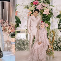 Untuk hijab Lesti dan Ricis terlihat memilih gaya yang simple. Demikian pula halnya dengan makeup, keduanya tampak memilih tampil dengan makeup natural. Lesti memilih lipstik berwarna nude, sedangkan Ricis tampil lebih berwarna dengan lipstik merah muda. Foto: Instagram