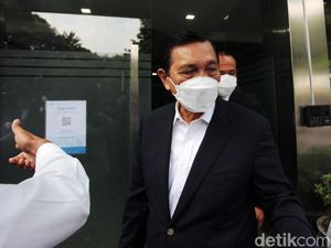 Luhut Minta Warga Punya Tiket Segera Suntik Booster