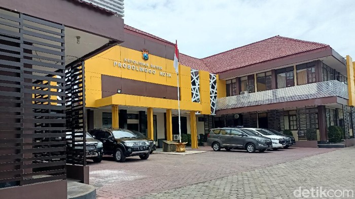 KPK menggeledah 5 kantor dinas di Pemkab Probolinggo. Senin (27/9/2021). Sehingga petugas KPK dibagi menjadi 4 tim. Dinas Perumahan, kawasan Permukiman dan Pertanahan.