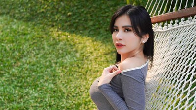 Melihat Area Pribadi Maria Vania