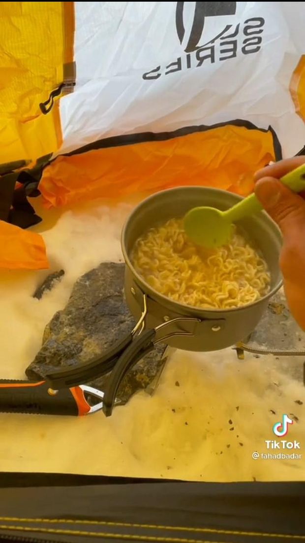 Intip Cara Unik Bule Pendaki Gunung Everest Masak Indomie di Ketinggian 6200 MDPL