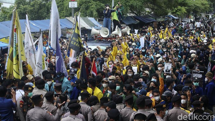 Massa Aliansi BEM SI Geruduk KPK Sejumlah massa dari BEM SI menggelar aksi di Gedung KPK, Jakarta, Senin (27/9/2021). Aksi tersebut terkait pemberhentian 56 pegawai KPK yang tidak lolos tes wawasan kebangsaan (TWK).