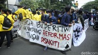 Massa terlihat menggunakan masker. Mereka juga terlihat mengenakan almamater dari berbagai universitas di Indonesia.