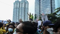 Terpantau ada mobil komando dengan orator di atasnya.   