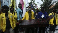 Massa membawa replika nisan dalam aksi di depan gedung KPK tersebut.