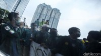 Massa aksi pun terpusat di dekat gedung KPK di Jalan Kuningan Persada. Mereka tidak membeludak hingga ke Jalan HR Rasuna Said sehingga akses lalu lintas tidak terhambat.