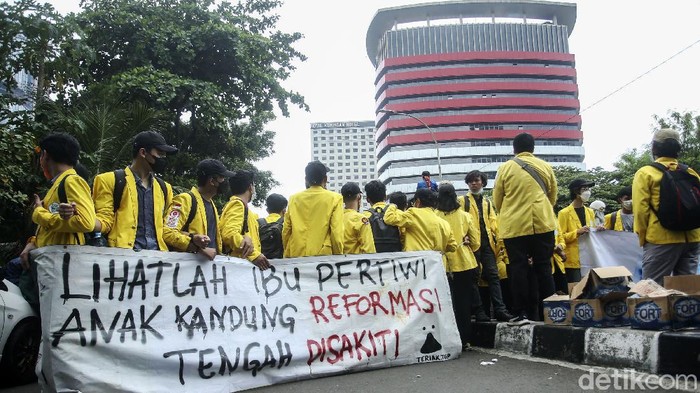 Massa Aliansi BEM SI Geruduk KPK Sejumlah massa dari BEM SI menggelar aksi di Gedung KPK, Jakarta, Senin (27/9/2021). Aksi tersebut terkait pemberhentian 56 pegawai KPK yang tidak lolos tes wawasan kebangsaan (TWK).
