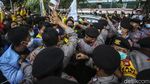 Memanas, Massa BEM SI dan Polisi Saling Dorong di KPK