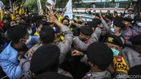 Dalam aksi ini, massa mahasiswa meminta Ketua KPK Firli Bahuri mencabut surat keterangan (SK) pemberhentian pegawai KPK.