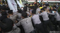 Massa mahasiswa terus mendorong. Mereka juga meneriakkan agar massa tetap bersatu.