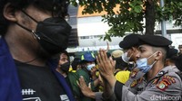 Sejumlah polisi meminta massa mahasiswa untuk tenang.