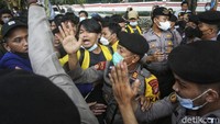 Selain itu beberapa mahasiswa lainnya juga meminta massa untuk tenang.