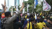 Massa mahasiswa yang menggelar aksi ini merupakan gabungan dari berbagai universitas di Indonesia.