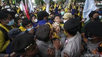 Mereka pun ngotot supaya diberi izin untuk aksi di depan gedung KPK.