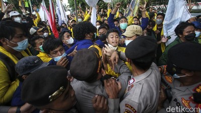 Memanas, Massa BEM SI dan Polisi Saling Dorong di KPK