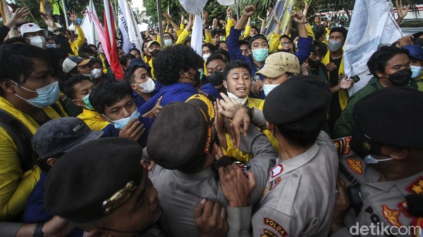 Memanas, Massa BEM SI dan Polisi Saling Dorong di KPK