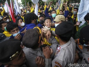 Sempat Mereda, Massa BEM SI Dorong-dorongan Lagi dengan Polisi di KPK