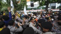 Hujan sempat mengguyur di lokasi. Namun semangat para mahasiswa tak kendur dan menolak untuk bubar.