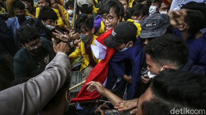 Massa yang tergabung dalam Aliansi BEM SI terlibat dorong-dorongan dengan petugas di depan Gedung KPK, Senin (27/9/2021).