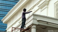 Gedung gereja dicat tanpa mengubah struktur bangunan.