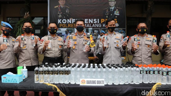 Pengiriman ribuan botol miras jenis arak bali ke Kota Malang digagalkan polisi. Selain ribuan botol miras, dua orang diamankan.