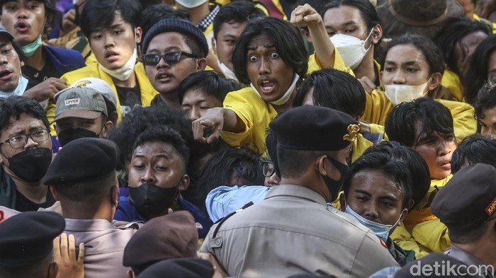 Massa aksi dari Aliansi BEM Seluruh Indonesia kembali adu dorong dengan polisi setelah sempat mereda di KPK.