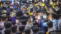 Mahasiswa dari atas mobil komando meminta massa aksi tidak terprovokasi. Mahasiswa itu terlihat berteriak sambil meminta seluruh massa aksi mengangkat tangan agar terlihat siapa yang melakukan pendorongan.