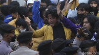 Sontak, massa aksi pun mengangkat tangan mereka. Tidak lama berselang, dorong-dorongan itu selesai. Hanya, pada pukul 14.49 WIB, massa kembali terlibat dorong-dorongan dengan polisi.