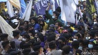 Sementara itu, massa aksi sempat bertambah setelah dorong-dorongan dengan polisi mereda sekitar pukul 14.20 WIB. Massa aksi berpakaian almamater biru datang dari Jl HR Rasuna Said.