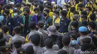 Seperti diketahui, aliansi BEM SI menggelar aksi massa terkait polemik pemberhentian 56 pegawai KPK yang tidak lolos TWK. Aksi terpusat di Jakarta. Ada sejumlah tuntutan yang bakal dilayangkan BEM SI. Pertama, BEM SI meminta Ketua KPK Firli Bahuri mencabut surat keterangan (SK) pemberhentian pegawai KPK.
