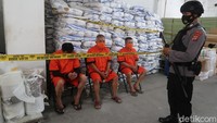 Ketiga tersangka itu adalah JSR Alias J (56) warga Kapanewon Gamping, Kabupaten Sleman, LSK Alias DA (49) warga Kapanewon Kasihan, Kabupaten Bantul dan WZ (53) warga Kabupaten Karanganyar, Jawa Tengah. Ketiganya mengelola dua pabrik yang memproduksi pil Hexymer, LL atau double L dan Dextro Methorphan.
