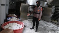 Dari penanganan itu, polisi menyitanya barang bukti lebih dari 5 juta butir pil golongan obat keras jenis Hexymer, Trihex, DMP, Tramadol, double L hingga Aprazolam l. Dari hasil pengembangan, ternyata para tersangka mendapatkan barang tersebut dari Daerah Istimewa Yogyakarta (DIY).